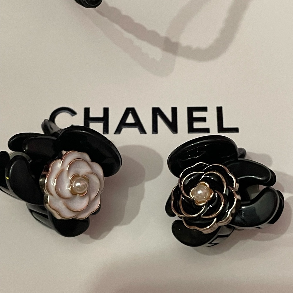 NWOT PAIR OF ENAMEL CAMELLIA FLOWER SMALL HAIR CLIP ONE WHITE ONE BLACK 💕